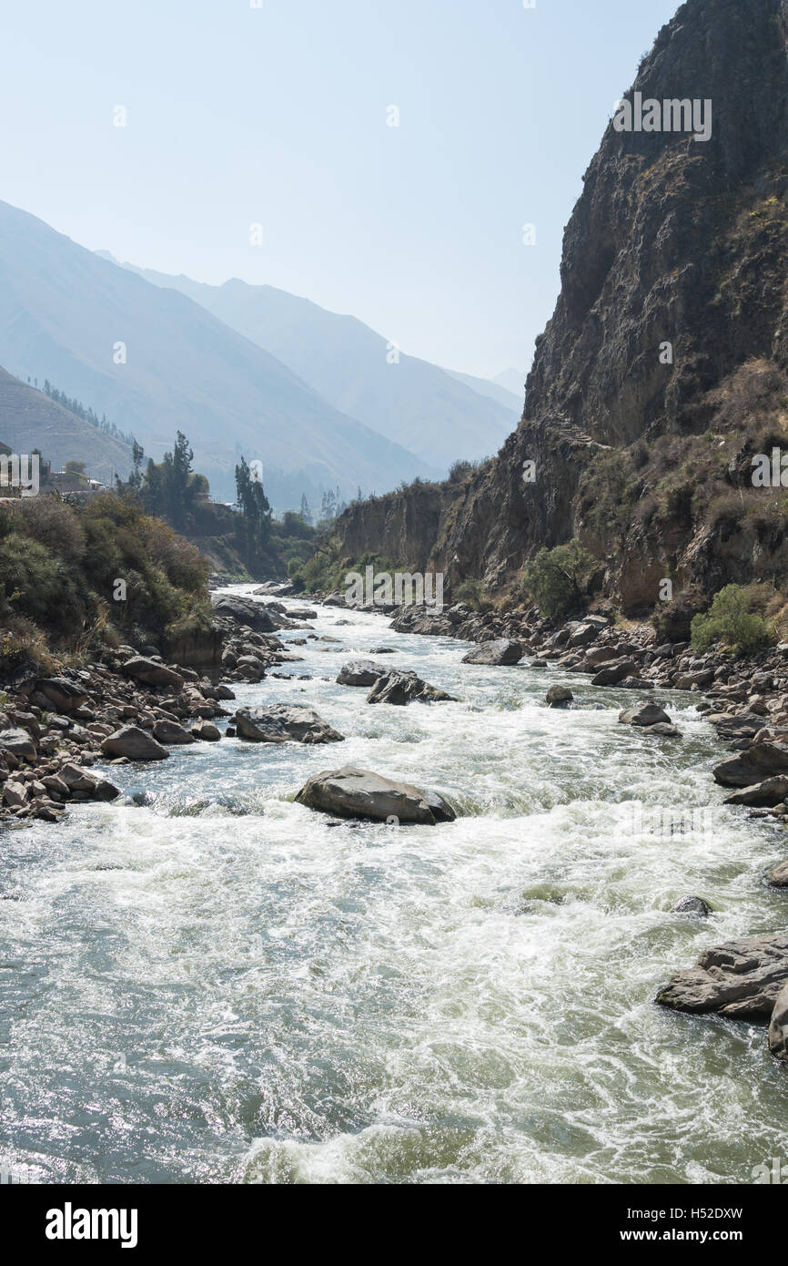 Ansicht des Vilcanota River von der Brücke bei Kilometer 82, Beginn des Inka-Trails in der Nähe von Ollantaytambo Stockfoto