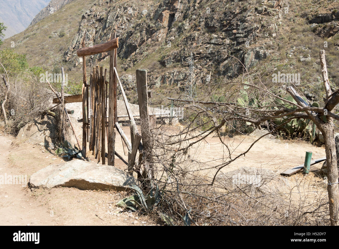 Geborgenen Holz-Zaun und Tor, die Benennung einer Grundstücksgrenze entlang des Inka-Trail Stockfoto