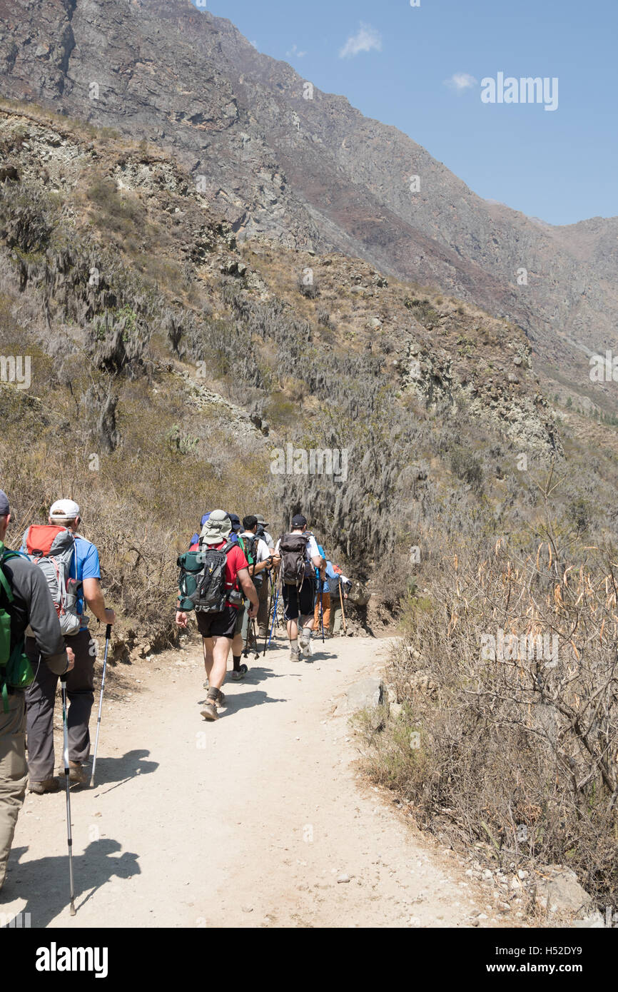 Peru Trekking Wandern Gruppe zu Fuß entlang der ersten Etappe des Inka-Trails in der Nähe von Kilometer 82, der Anfang des Weges Stockfoto