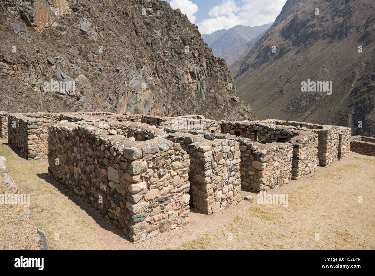 Weitwinkelaufnahme Steinhaus Wände des Huillca Raccay entlang des Inka-Trail Stockfoto