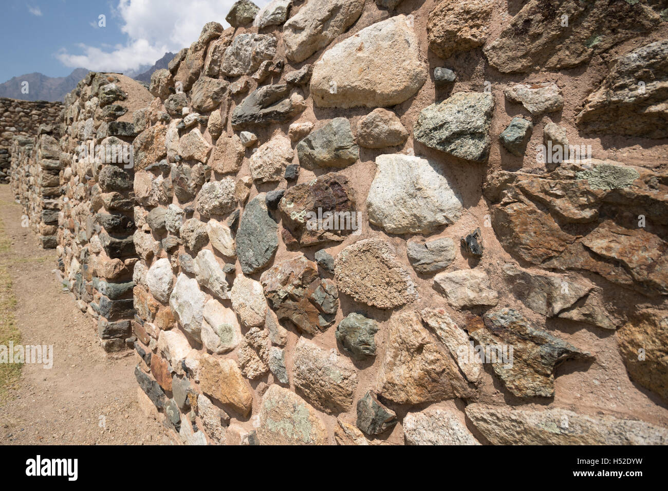 Weitwinkelaufnahme der Steinmauern Huillca Raccay Inca Ruinen entlang des Inka-Trail Stockfoto