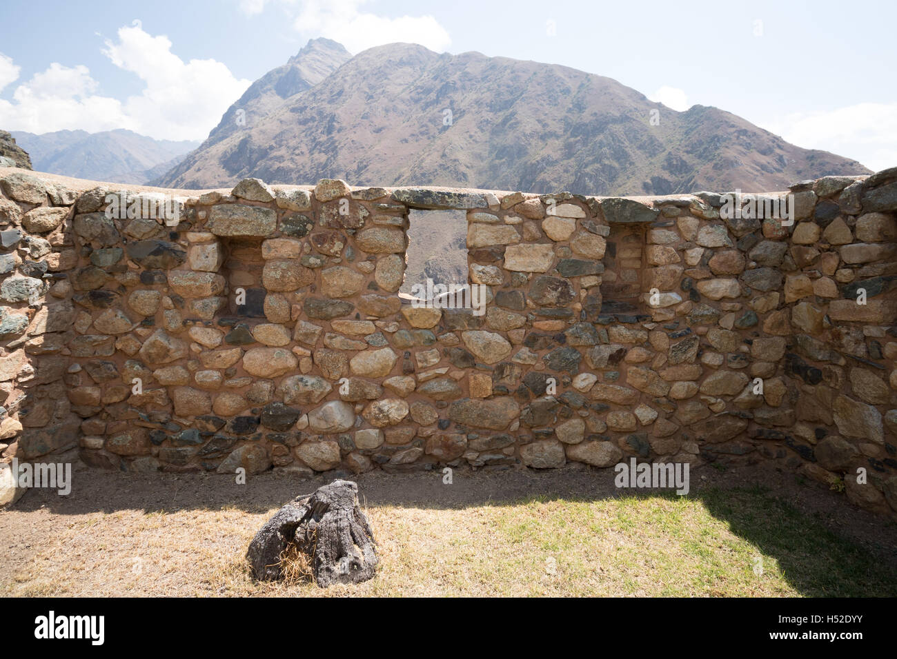 Stein-Wand mit Fenster unter Huillca Raccay Inca Ruinen entlang des Inka-Trail Stockfoto