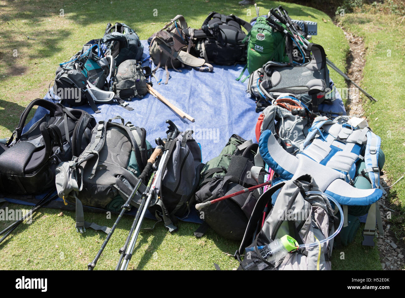 Ein Haufen von Wandern-Packs auf eine plane auf dem Inka-Trail Stockfoto