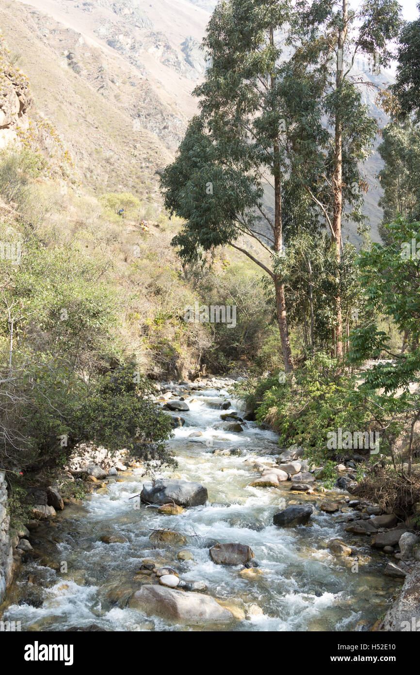 Gebirgsfluss auf dem Inca Trail im Heiligen Tal von Peru Stockfoto