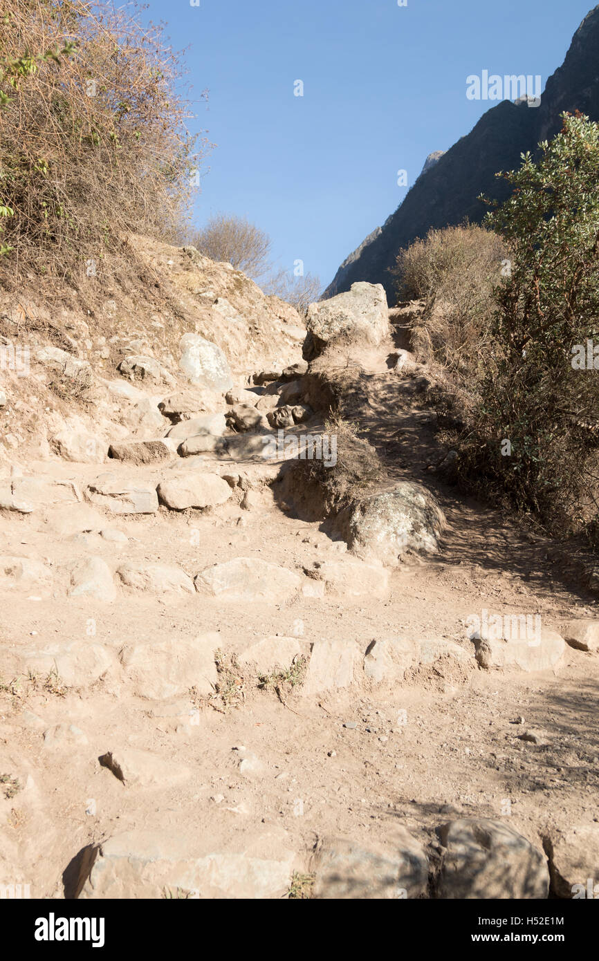 Detail der felsige, steinige Schritte auf dem Inca Trail im Heiligen Tal von Peru Stockfoto