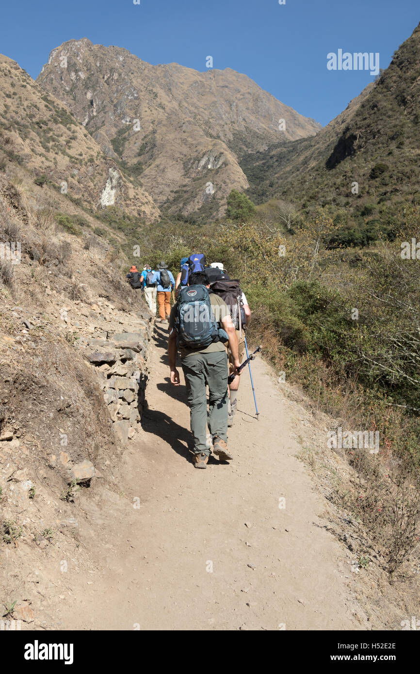 Wanderer erklimmen eines Berges in Richtung Pass der toten Frau auf dem Inca Trail im Heiligen Tal von Peru Stockfoto