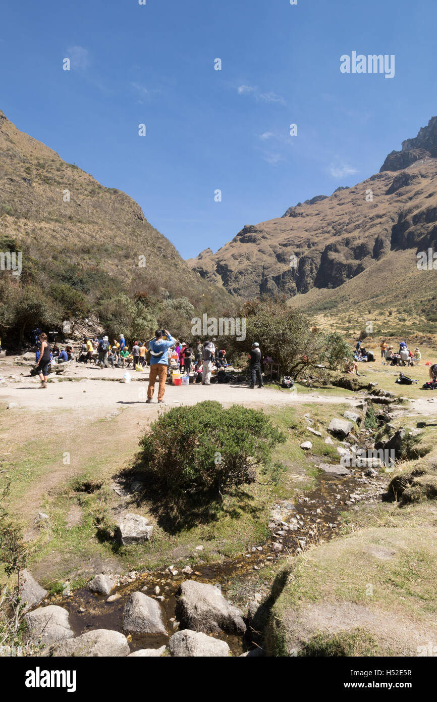 Eine Wandergruppe ruht für Mittagessen direkt unter Pass der toten Frau auf dem Inka-Pfad in das Heilige Tal in Peru Stockfoto