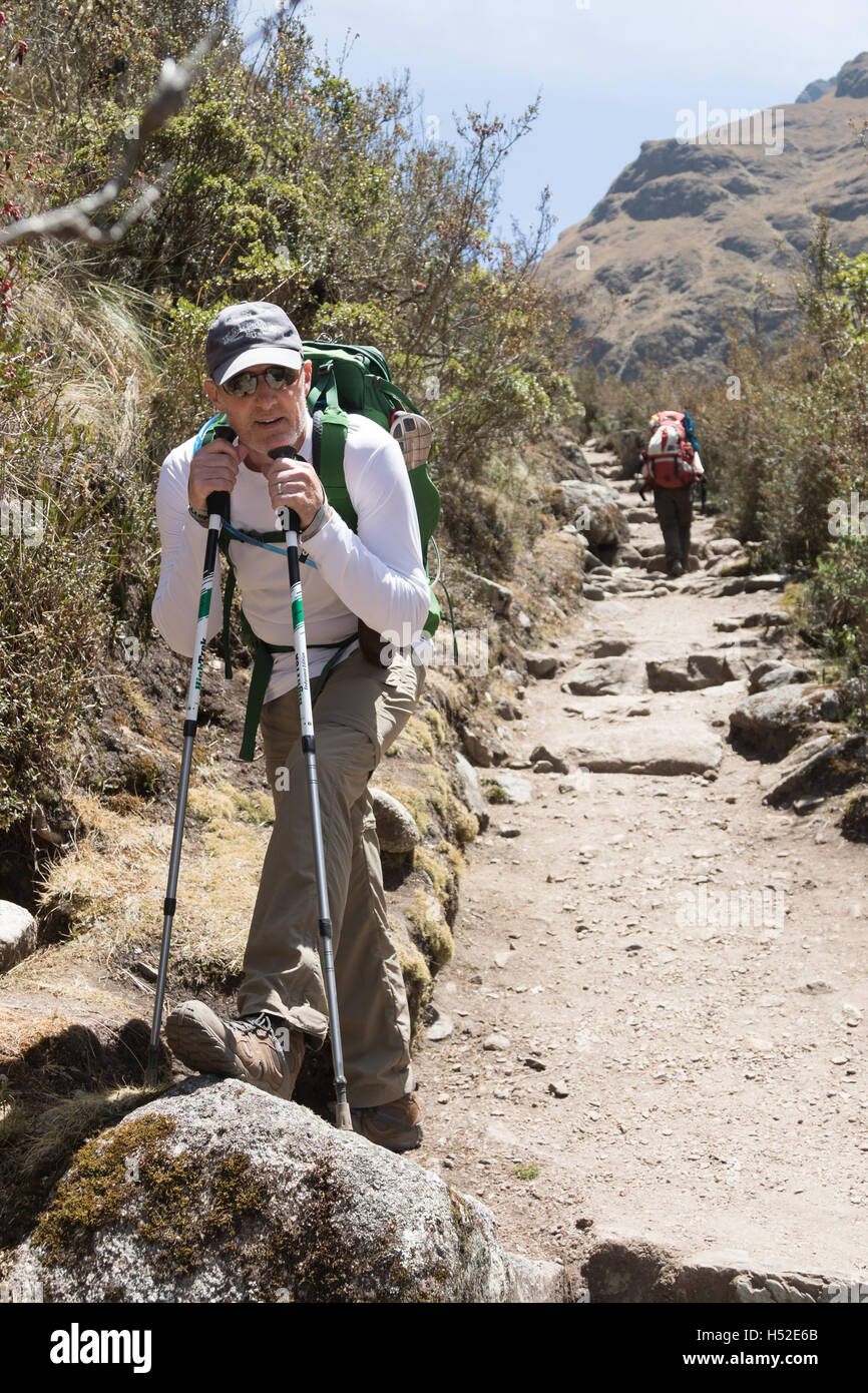 Eine müde Wanderer auf seinem Weg in Richtung Passhöhe der toten Frau auf dem Inka-Trail im Heiligen Tal von Peru Stockfoto