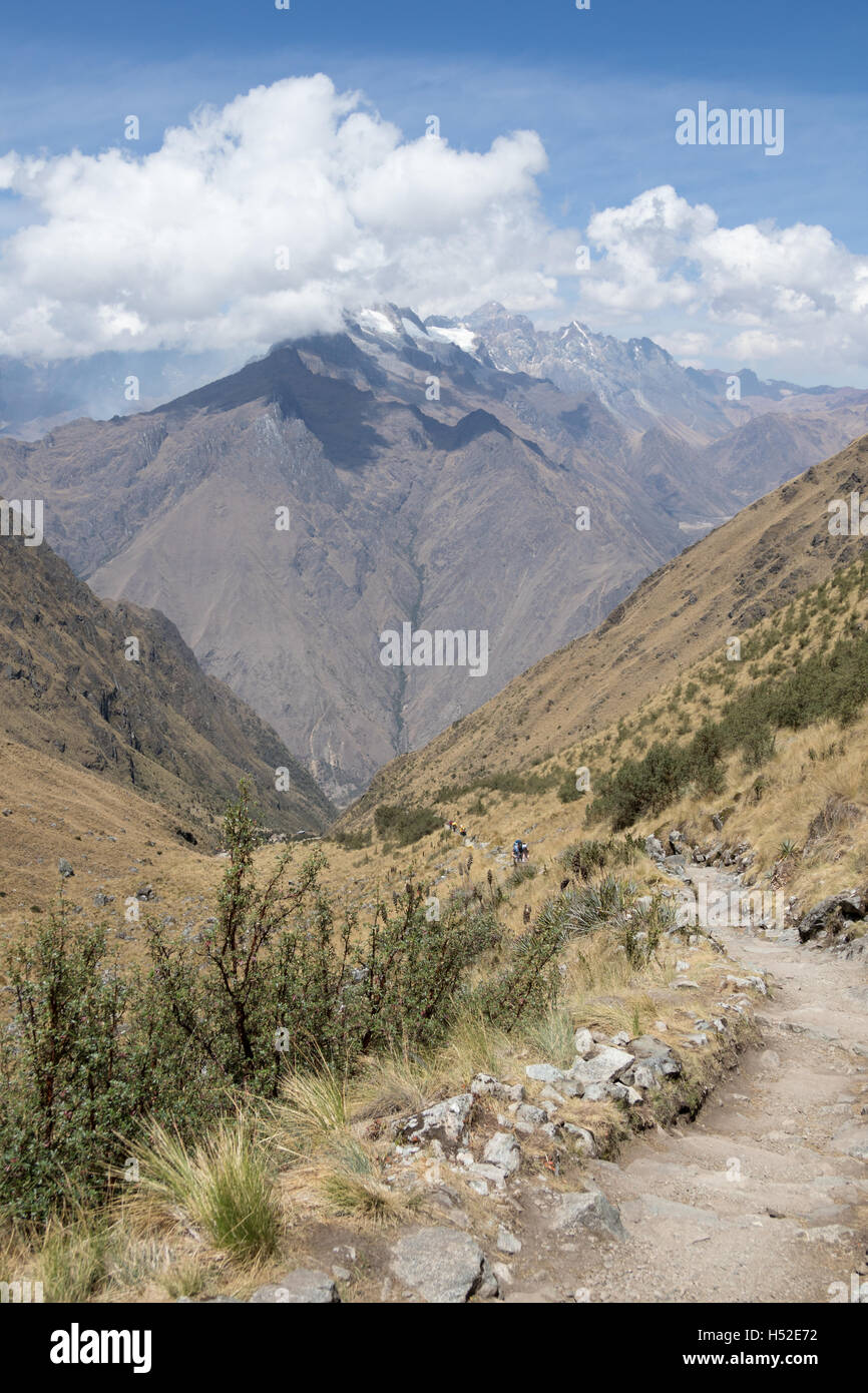 Vertikale Landschaft auf Pass der toten Frau auf dem Inca Trail im Heiligen Tal von Peru Stockfoto