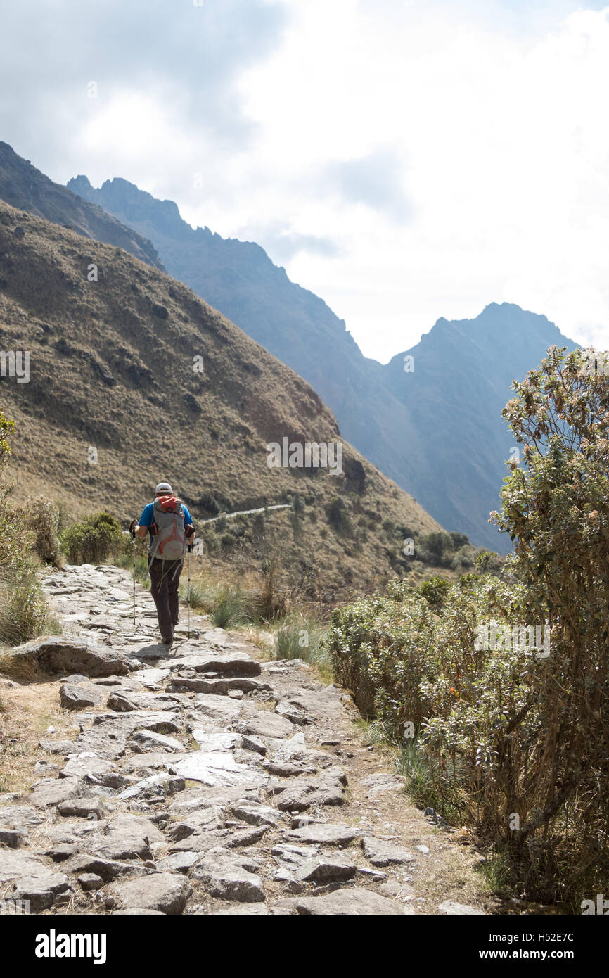 Einzelne Wanderer entlang des Inka-Trail in Peru Stockfoto