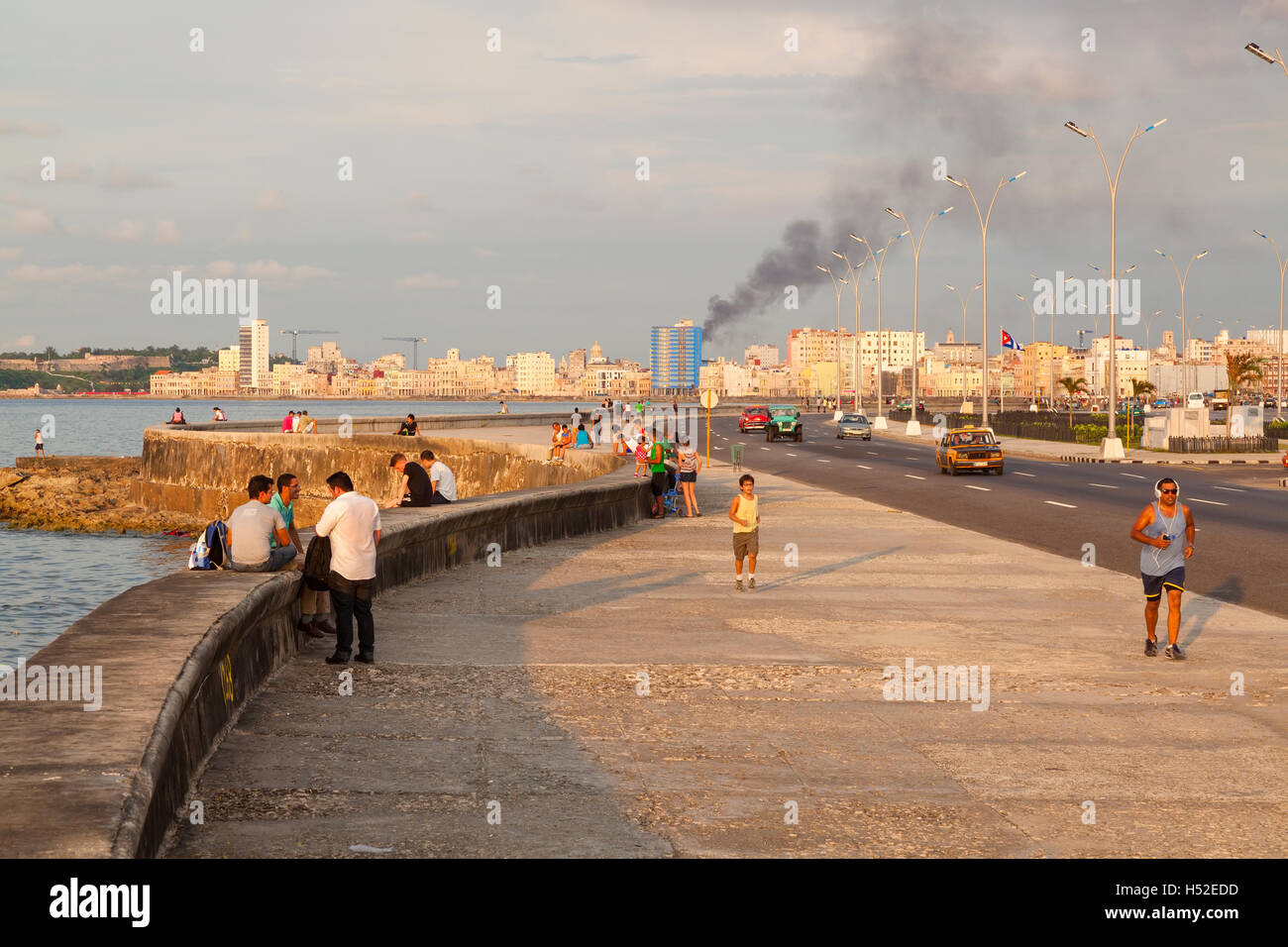 Eine typische Straßenszene entlang dem Malecon (Maceo Avenue) mit Centro Habana in der Ferne. Vedado, Havanna, Kuba. Stockfoto