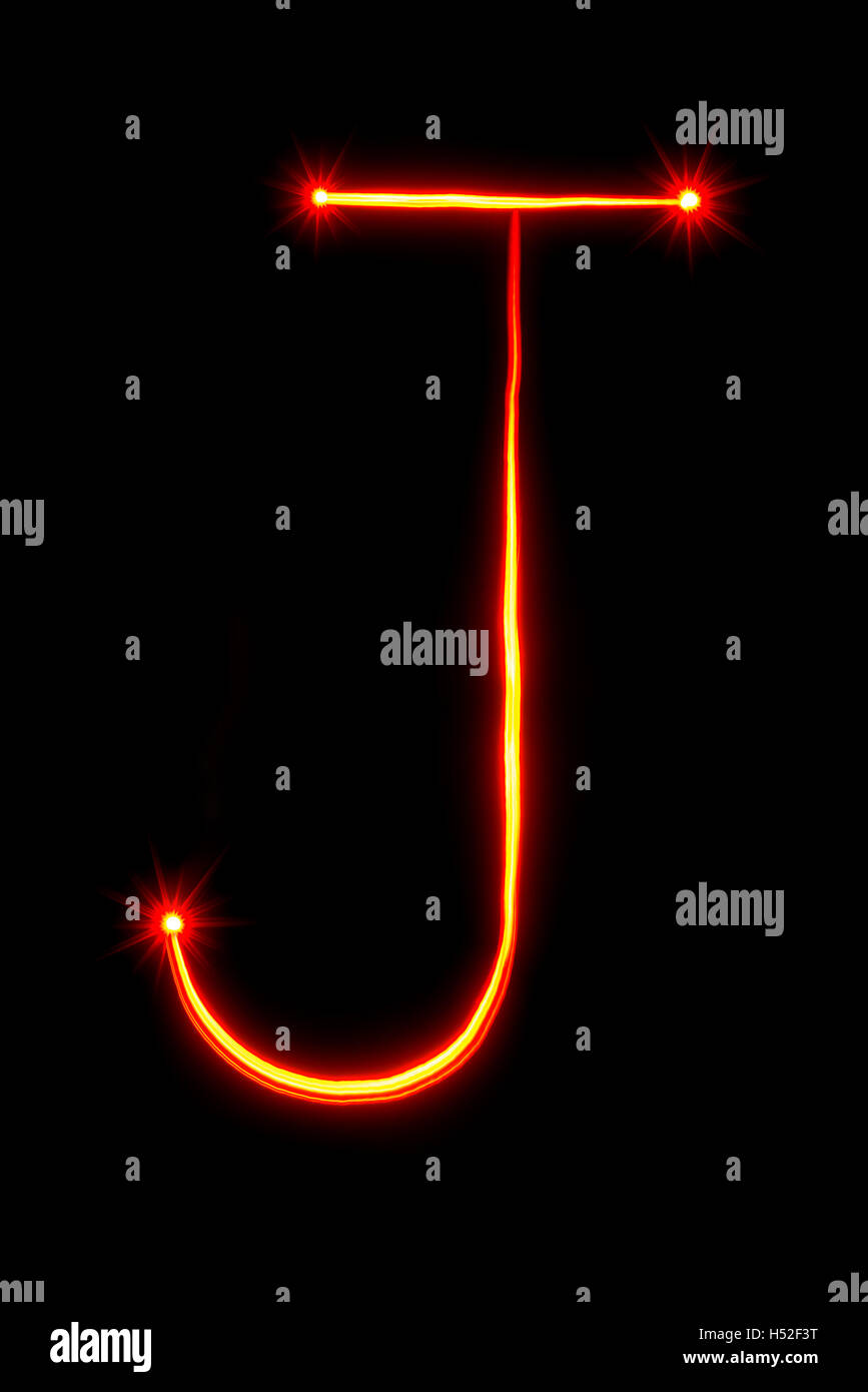 rote dünne Lichtmalerei Buchstaben J auf schwarzem Hintergrund Stockfoto