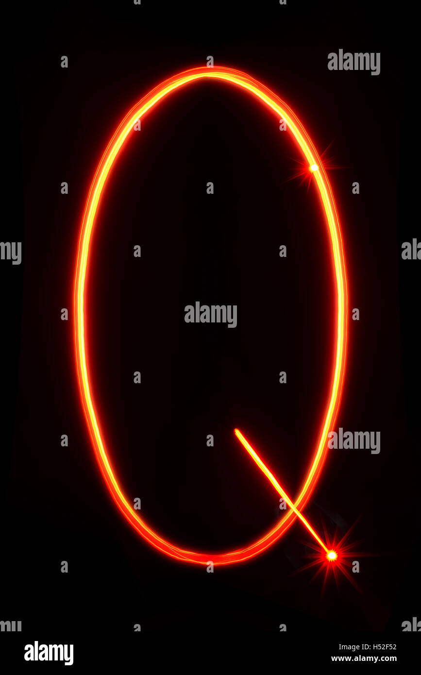 rote dünne Lichtmalerei Buchstabe Q auf schwarzem Hintergrund Stockfoto
