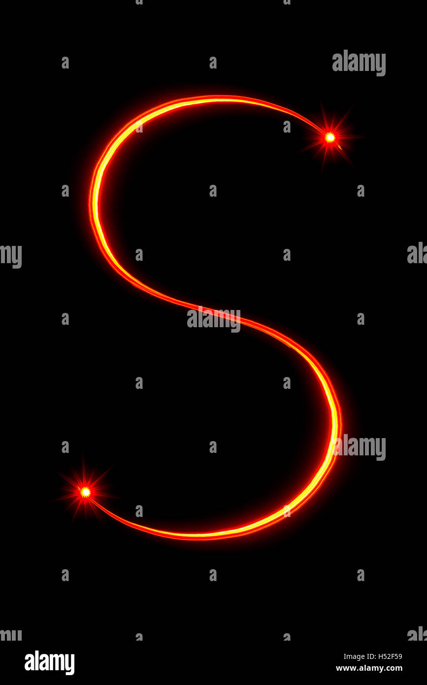 rote dünne Lichtmalerei Buchstaben S auf schwarzem Hintergrund Stockfoto