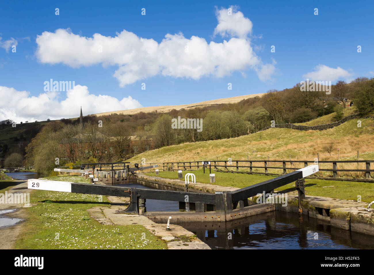 29 Sperre für den Rochdale Kanal in dem Dorf Walsden nahe der Grenze von Lancashire/Yorkshire, Blick in Richtung Todmorden. Stockfoto