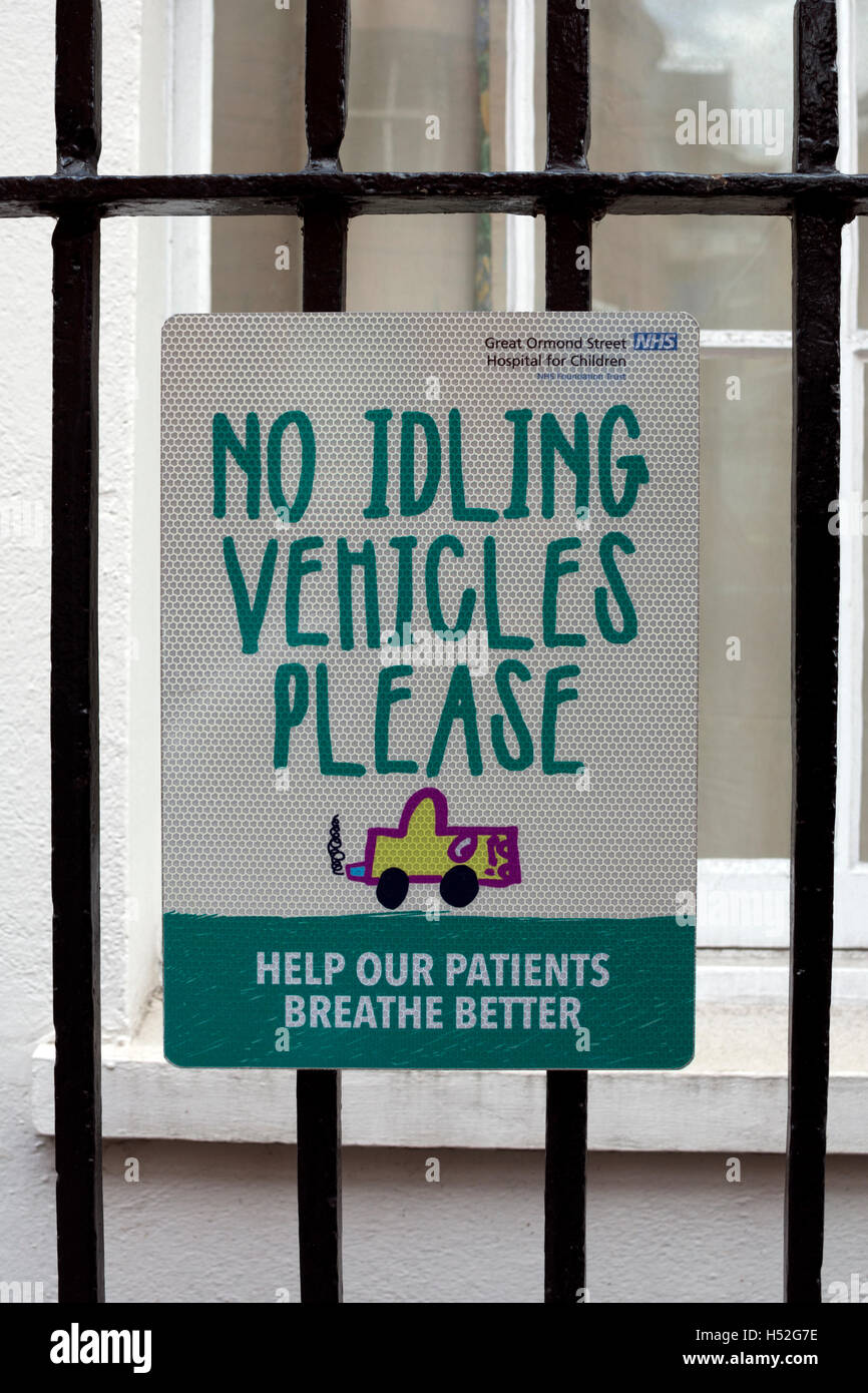 Kein Leerlauf Fahrzeuge Zeichen in der Nähe von Great Ormond Street Hospital, London, UK Stockfoto