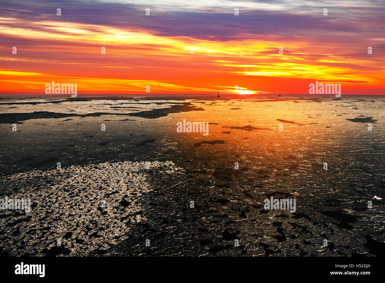 Sonnenuntergang am Meer in Winterlandschaft. Stockfoto