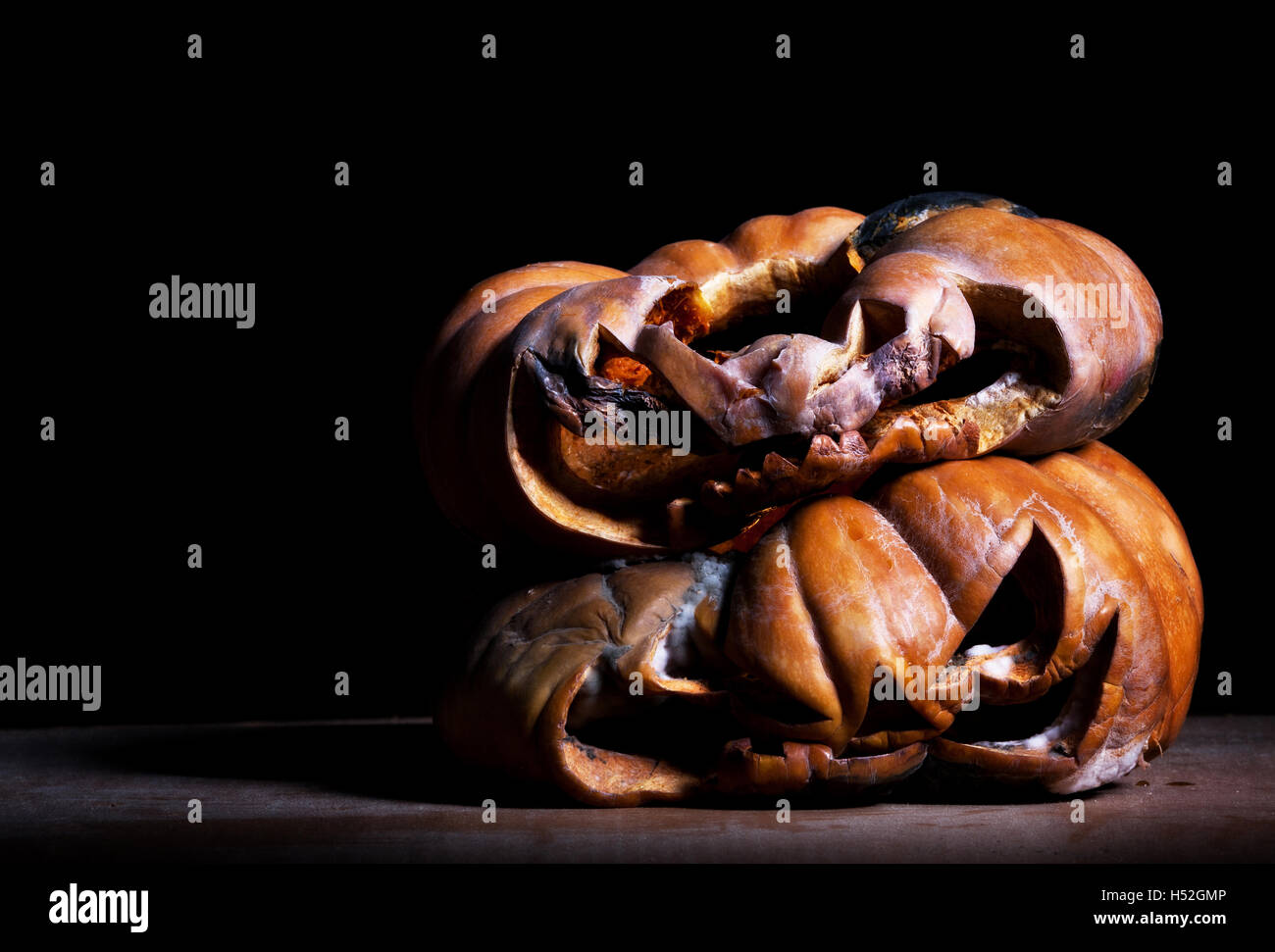 faule Halloween Pumpkinin der Dunkelheit Stockfoto
