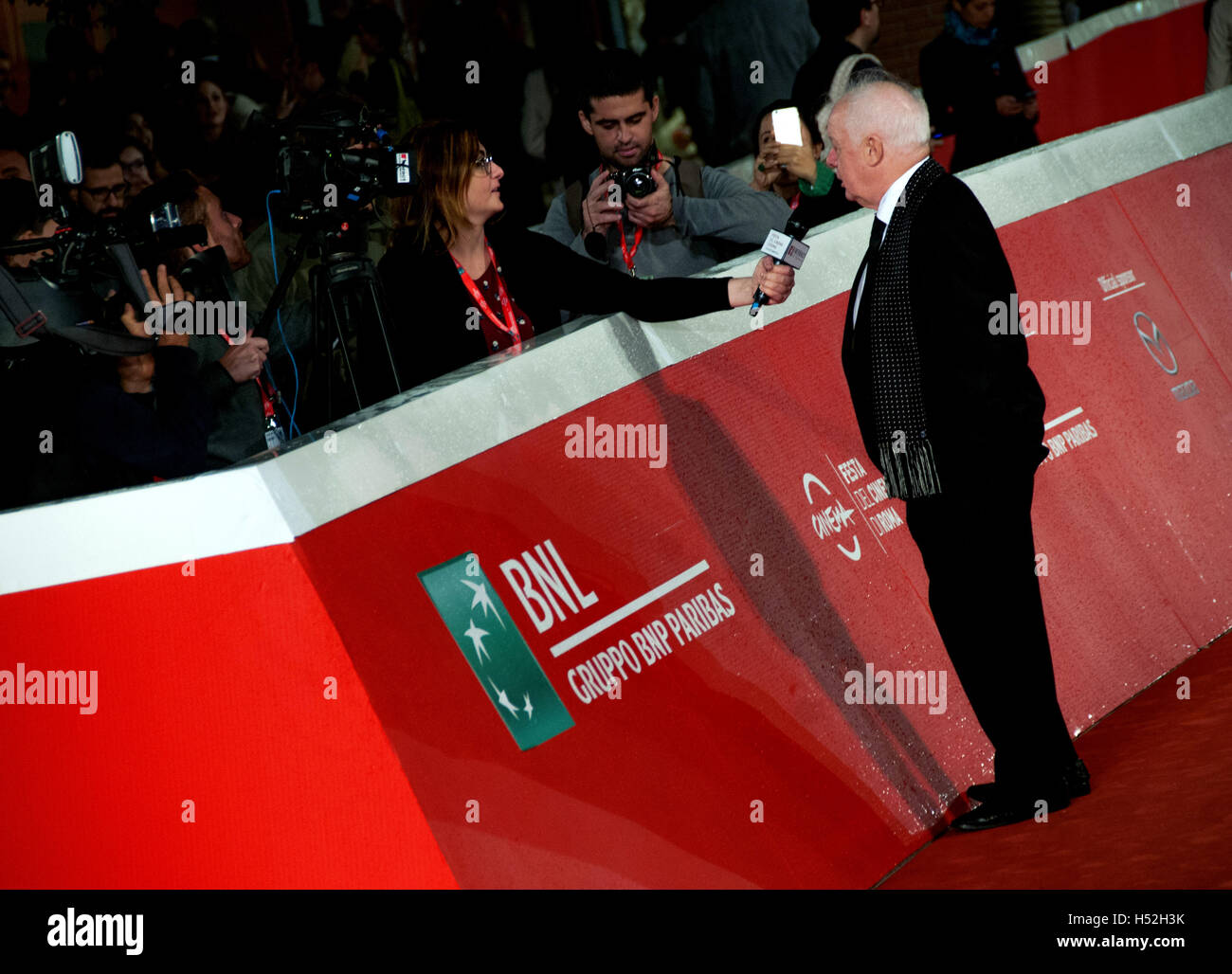 Rom, Italien. 18. Oktober 2016. Irischen Regisseur Jim Sheridan auf dem roten Teppich der 11. Auflage des Rome Film Festival präsentiert den Film "The Secret Schrift" © Patrizia Cortellessa/Pacific Press/Alamy Live News Stockfoto