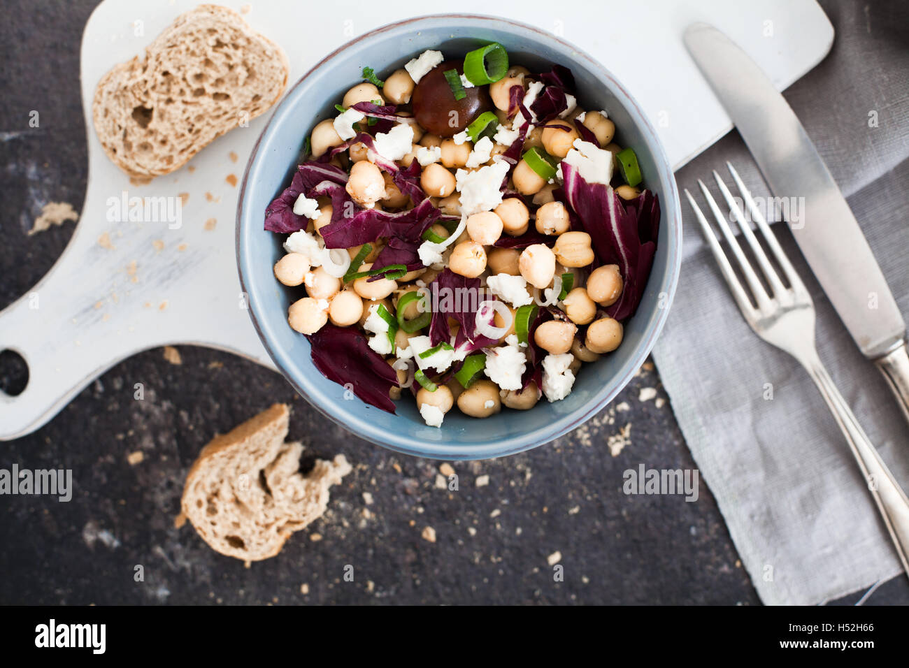 Vegetarische Küken Erbse Salat mit Feta-Käse Stockfoto