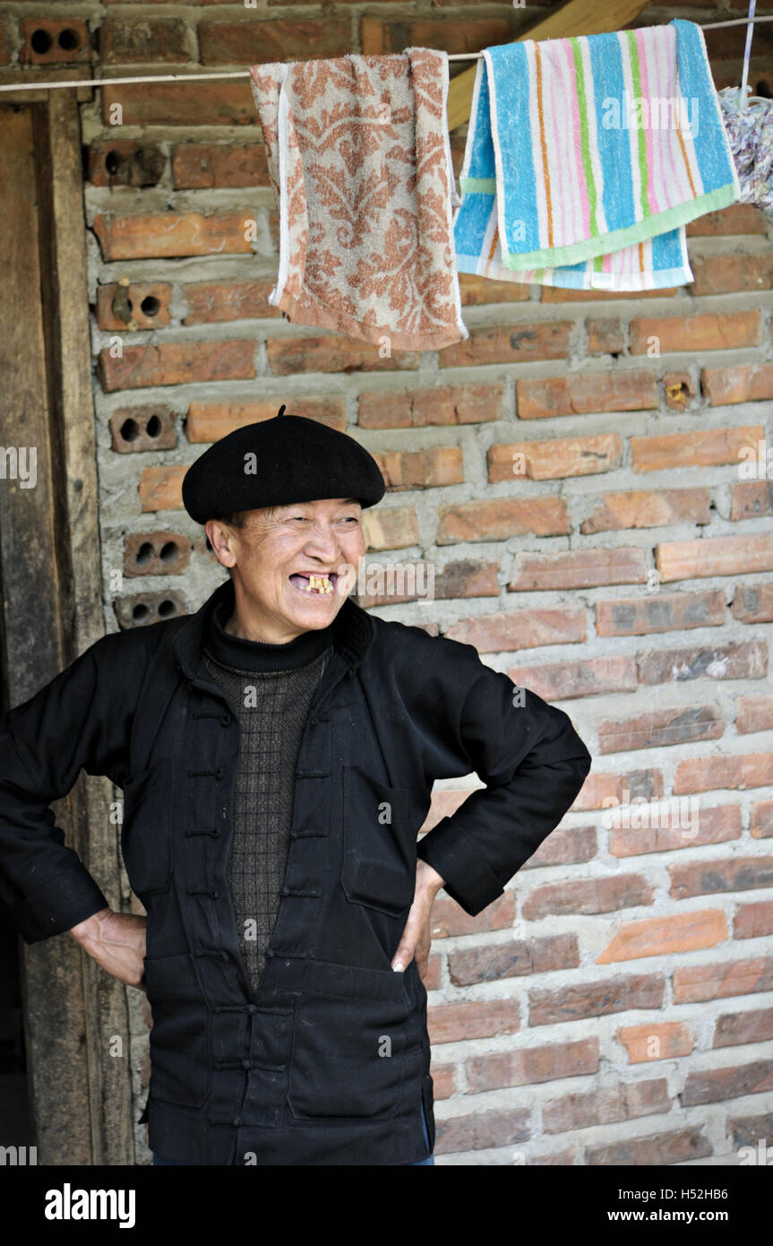Frau mit zahnlosen Lächeln vor ihrem Haus in der Provinz Ha Giang, Nord-Vietnam Stockfoto