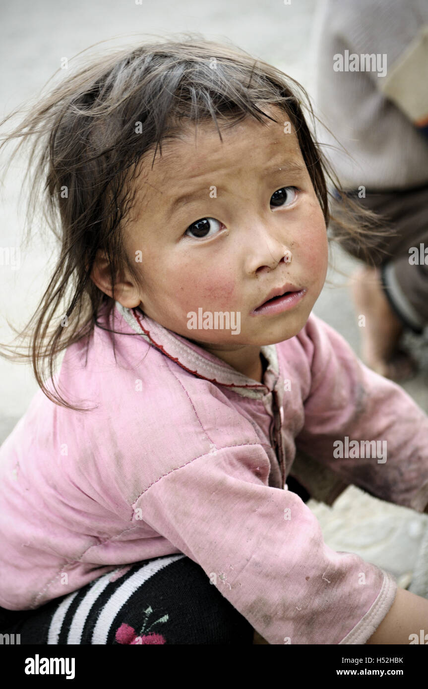 Kleines Mädchen in einem Hmong Dorf in Ha Giang Provinz, Nord-Vietnam Stockfoto