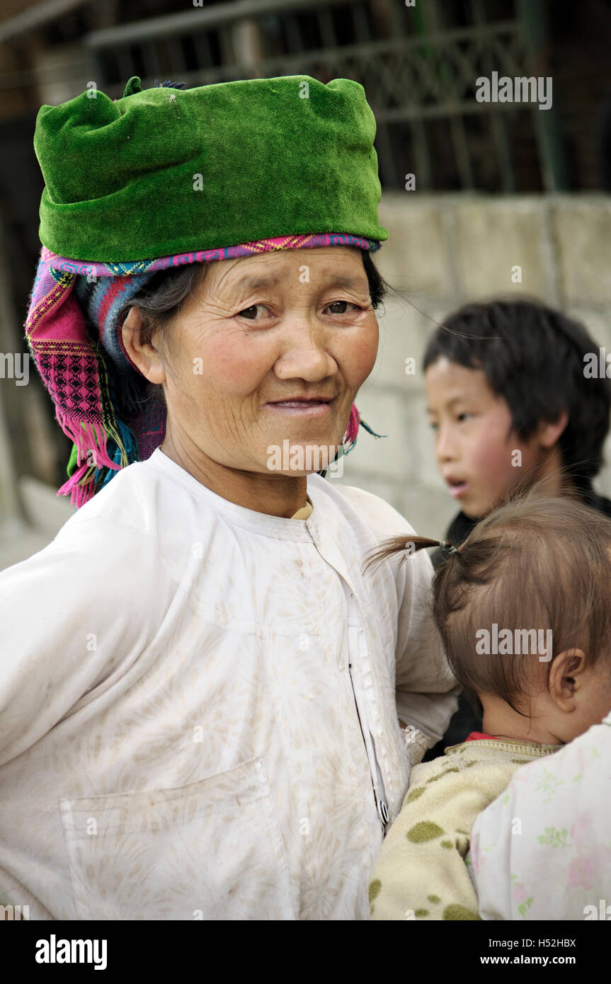 Frau der ethnischen Minderheit der Hmong in einem Dorf in der Nähe von Dong Van in der Provinz Ha Giang, Vietnam Stockfoto
