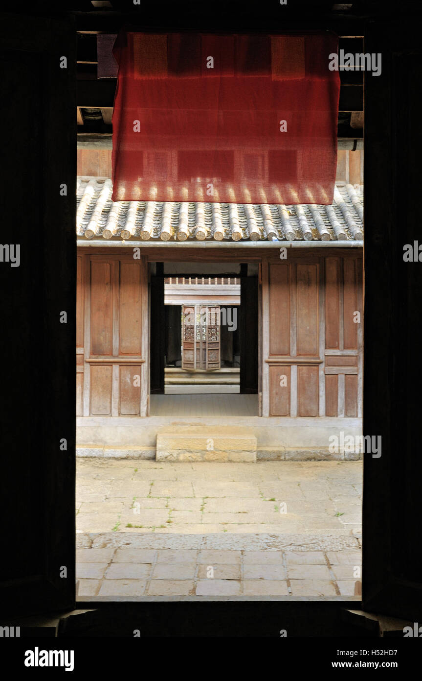 Türen innen Vuong Palace in Sa Phin, Ha Giang Provinz, Nord-Vietnam Stockfoto