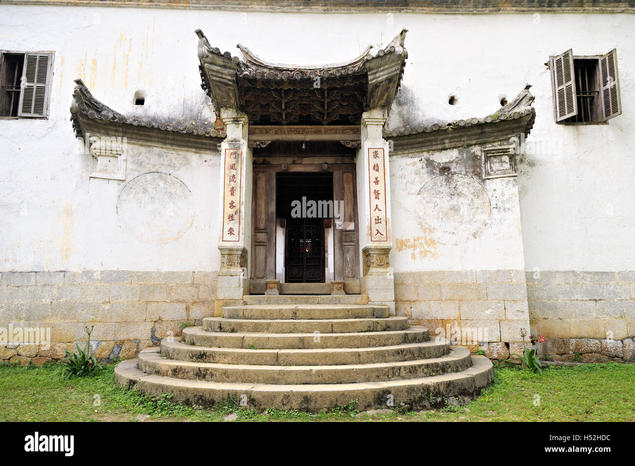 Tür von Vuong Palace in Sa Phin, Ha Giang Provinz, Nord-Vietnam Stockfoto