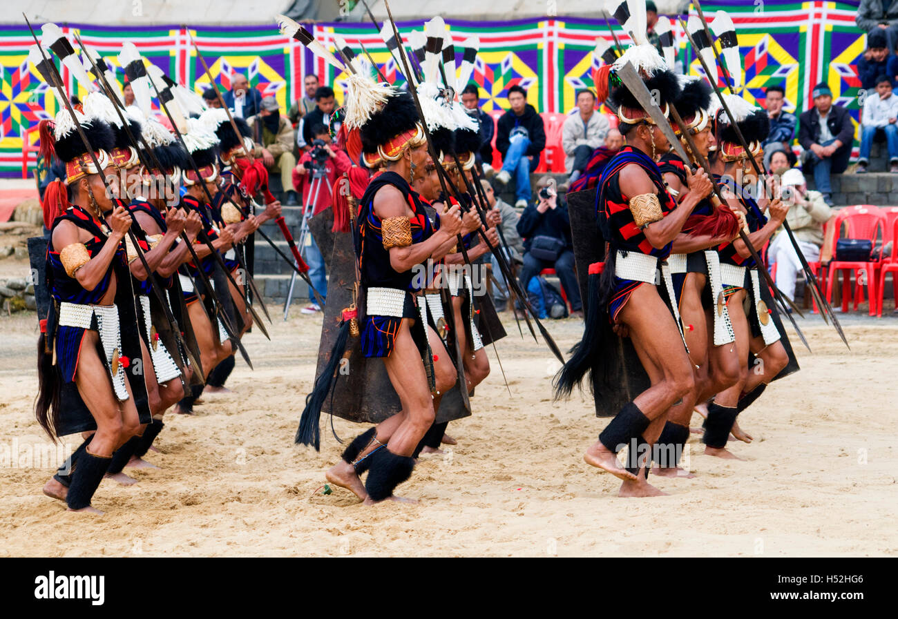 Yimchungru Stamm präsentieren ihre "Kriegstanz" beim jährlichen Hornbill Festival, Nagaland, Indien. Stockfoto