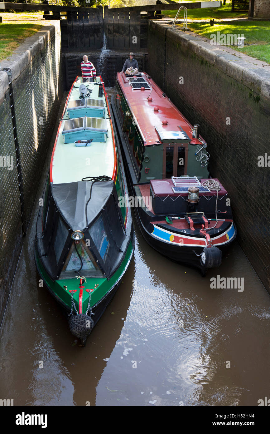 Großbritannien, England, Cheshire, Bunbury, Gästehaus, Narrowboats nebeneinander in Tilston sperren Stockfoto