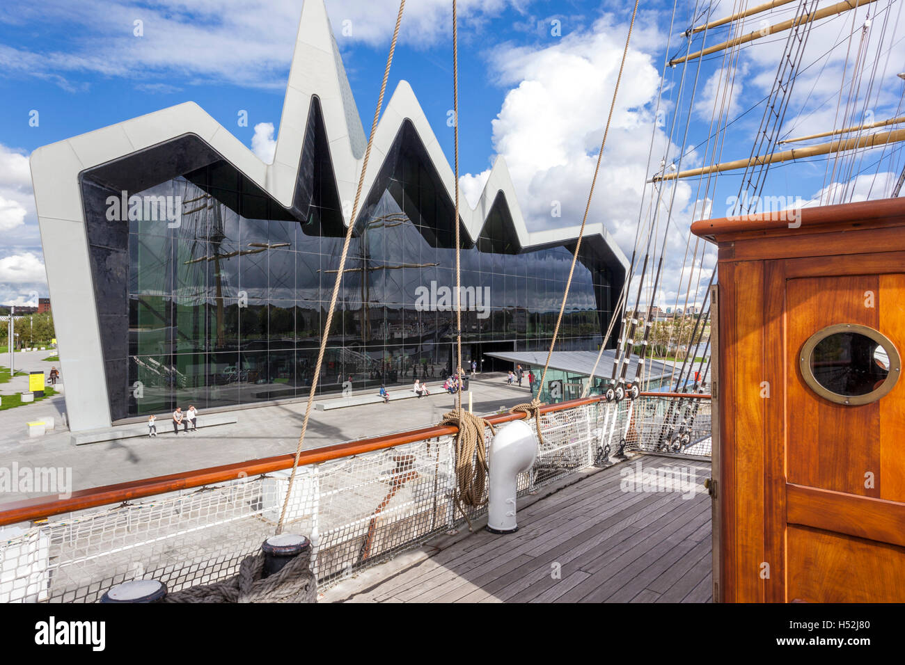 Die Riverside Museum für Verkehr und Reisen neben den River Clyde in Glasgow, Schottland, Vereinigtes Königreich - aus der Großsegler Glenlee betrachtet. Stockfoto