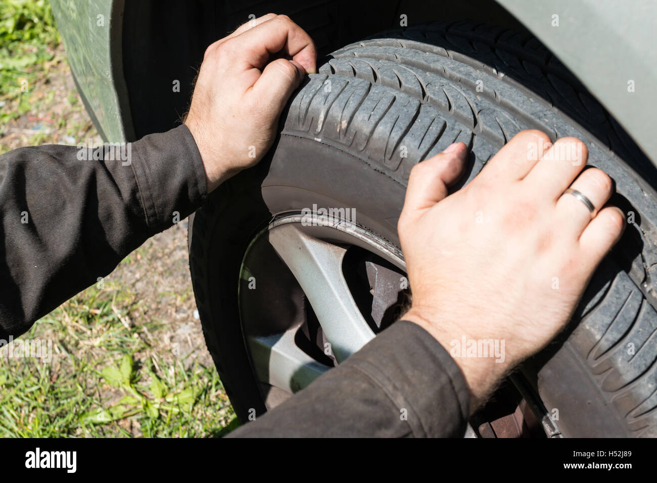 Mechaniker überprüfen Reifen Stockfoto