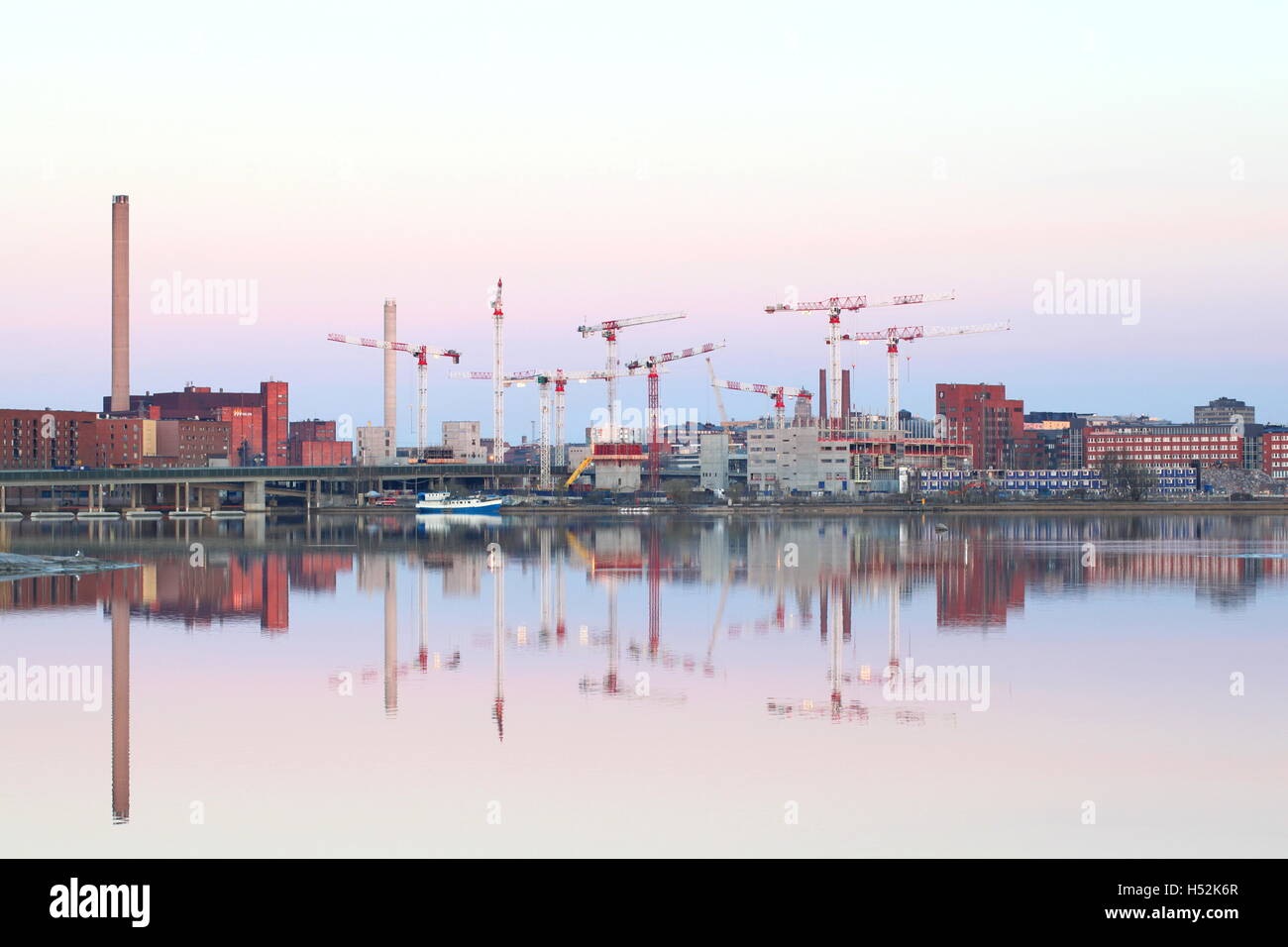 Bauhof mit Kränen in Helsinki city Stockfoto