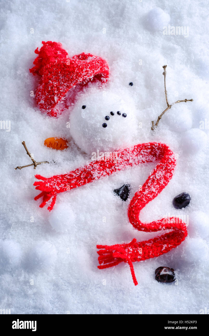 Geschmolzene Schneemann mit Mütze und Schal Stockfoto