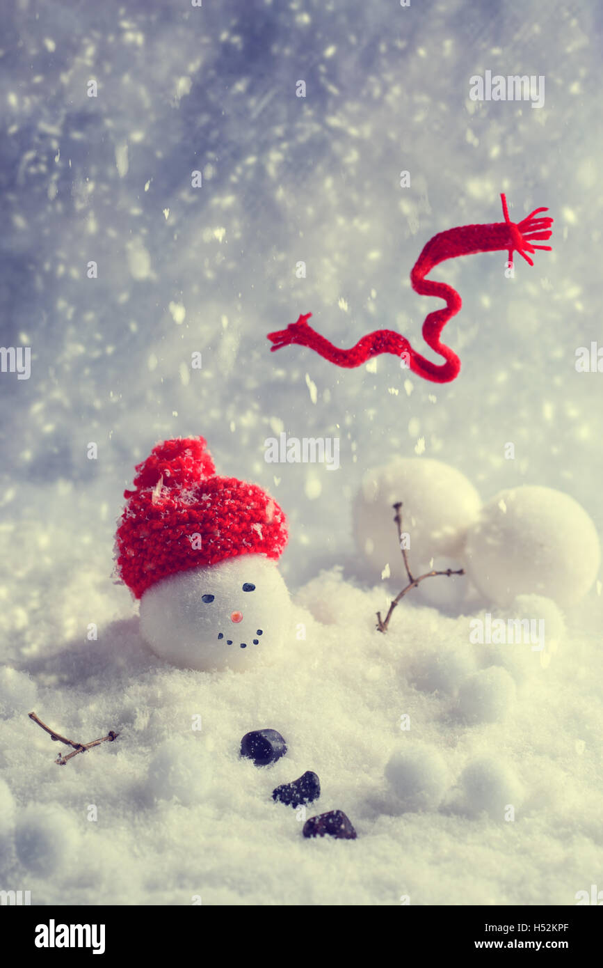 Schmelzender Schneemann mit Schal weht im Wind - Vintage-Ton-Effekt hinzugefügt Stockfoto