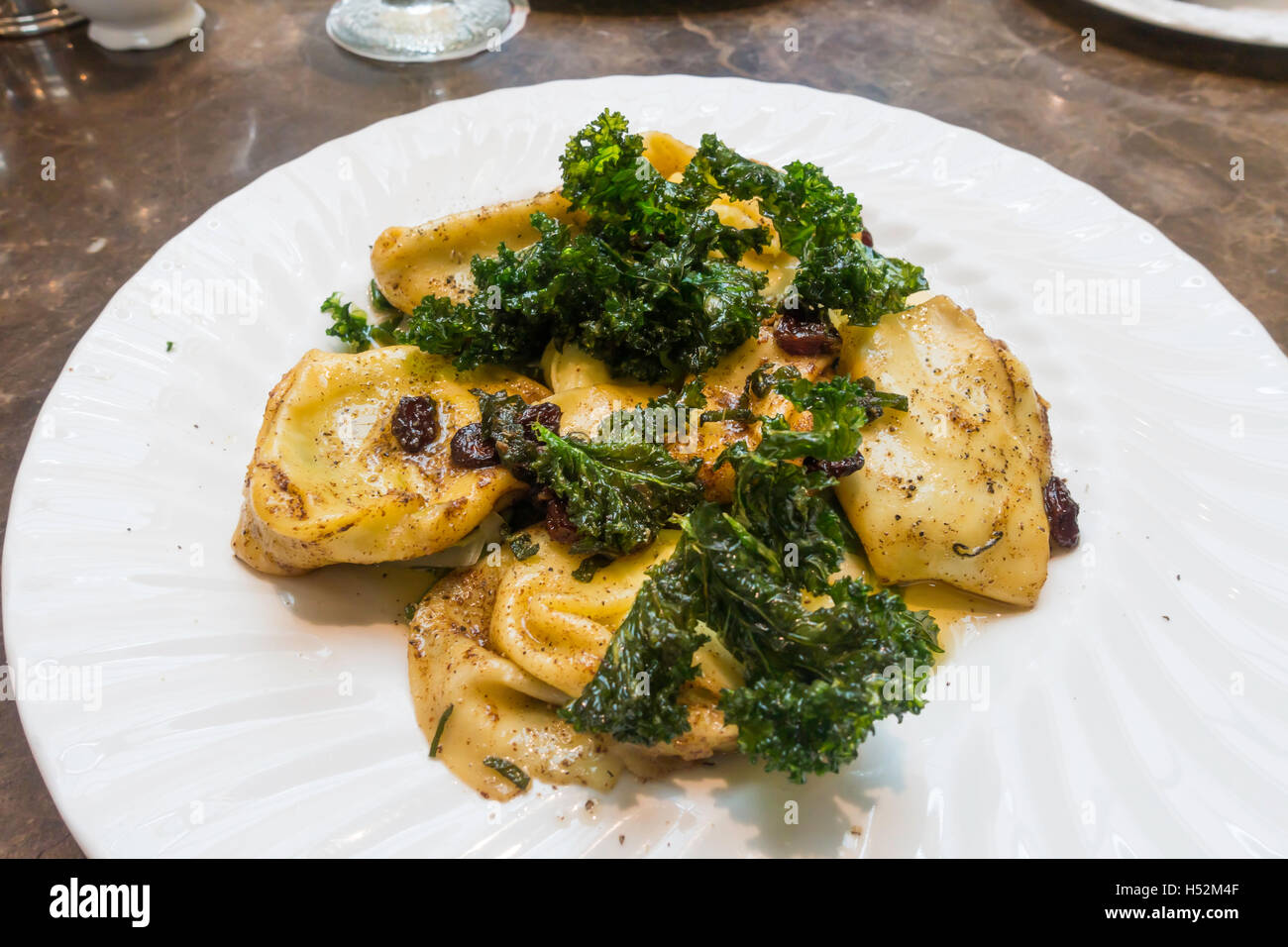 Mittagessen Tortelloni Pasta gefüllt mit Lauch und Emmentaler Käse ...