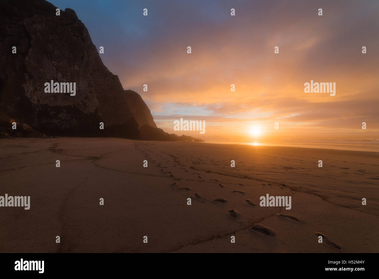 Sonnenuntergang am Strand von Praia Grande in Portugal Stockfoto