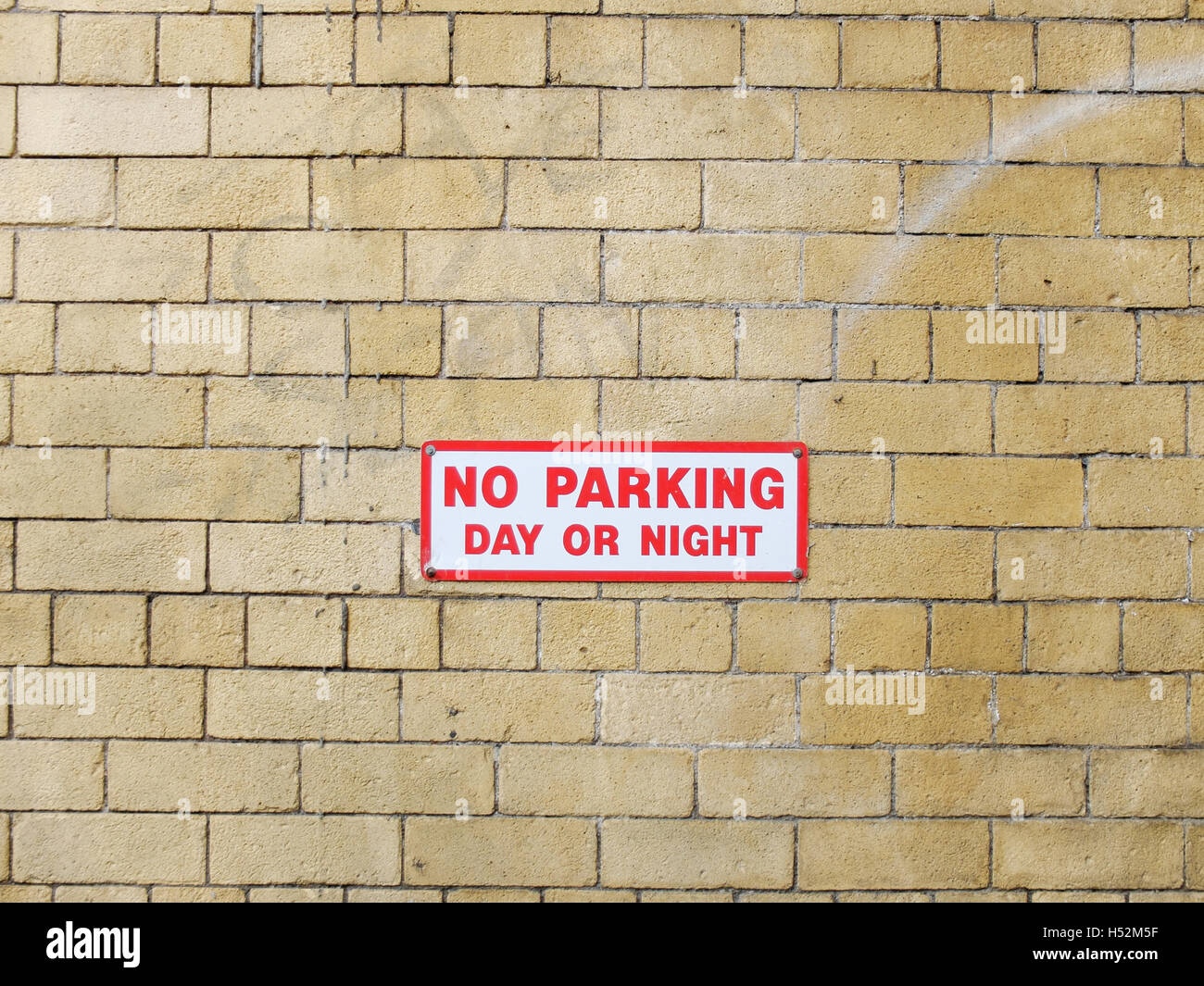 Melden Sie keine Parkplätze, Tag oder Nacht. Stockfoto