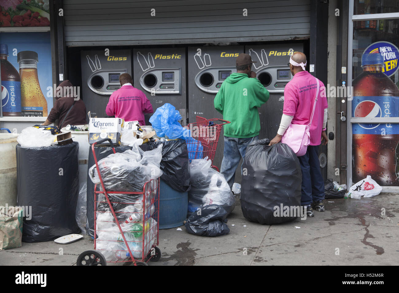 Menschen Geld in Dosen, Plastik und Glasflaschen, die sie aus Müll abgeholt  haben, löschte auf den Straßen von Brooklyn, NY Stockfotografie - Alamy