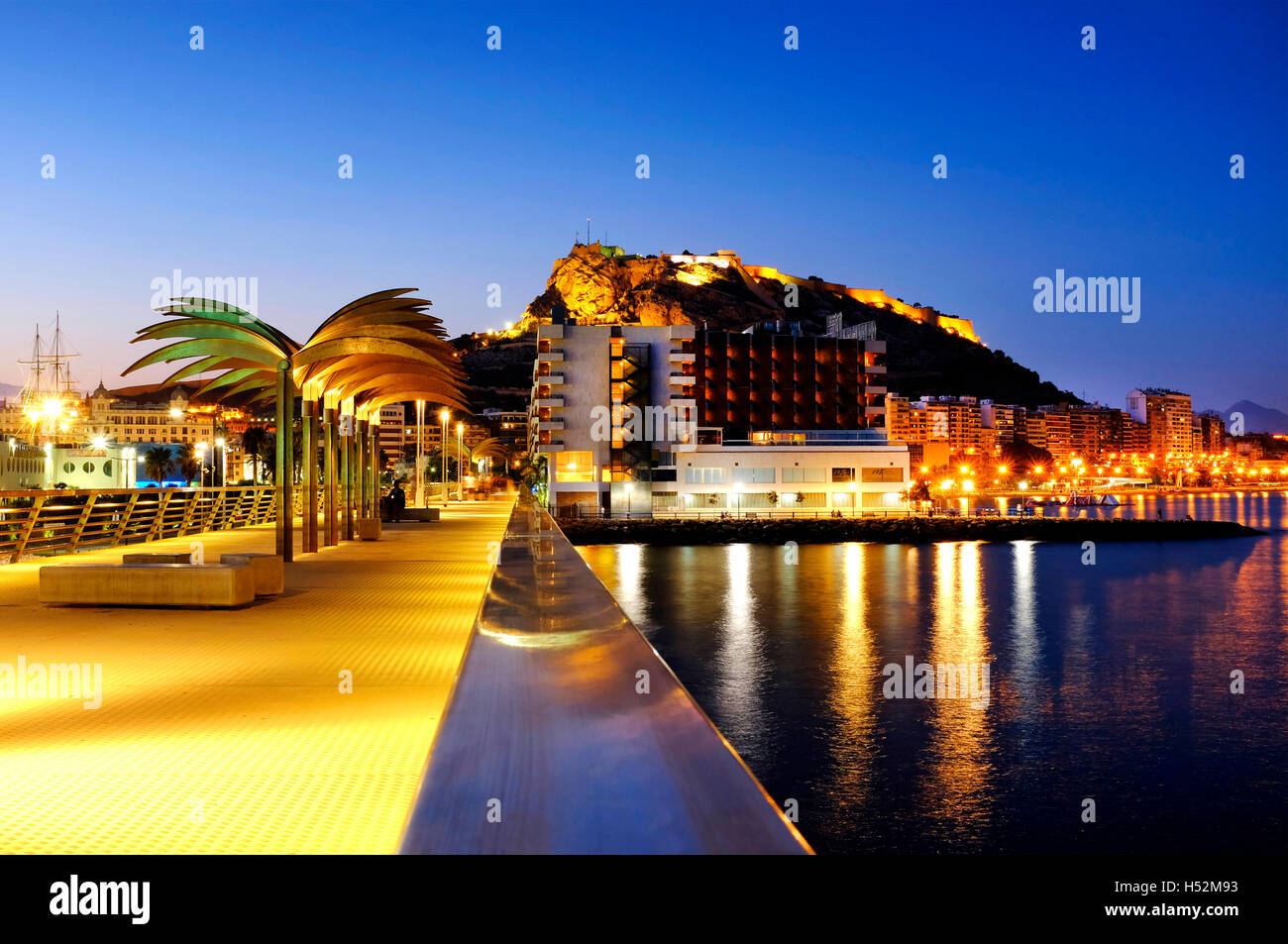 Blick auf den Hafen mit der Burg Santa Bárbara, Alicante, Spanien Stockfoto