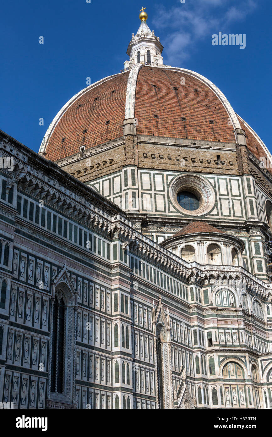 Die große Kuppel des Duomo (Cattedrale di Santa Maria del Fiore) gesehen aus einer Seitenstraße Piazza Duomo in Florenz, Italien Stockfoto