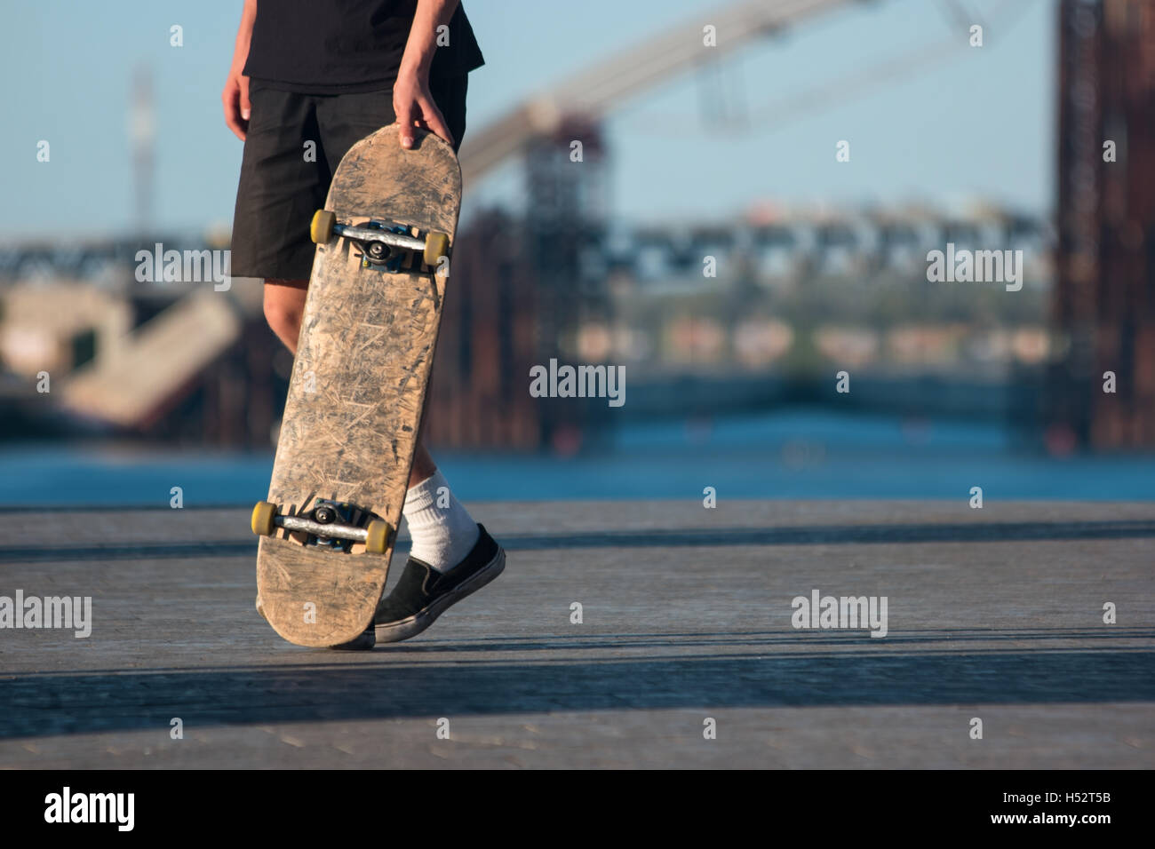 Kerl mit Skateboard. Skater auf der Hintergrund jedoch unscharf. Fett und riskant sein. Sport, der Kultur entwickelte. Stockfoto