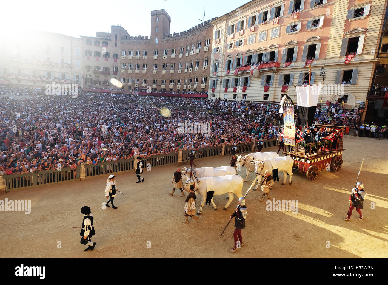 Historischen Palio Pferderennen, Carroccio, Triumph Wagen, mit dem Pokal, den Palio, Flagge, Piazza Il Campo, Siena, Toskana, Italien Stockfoto