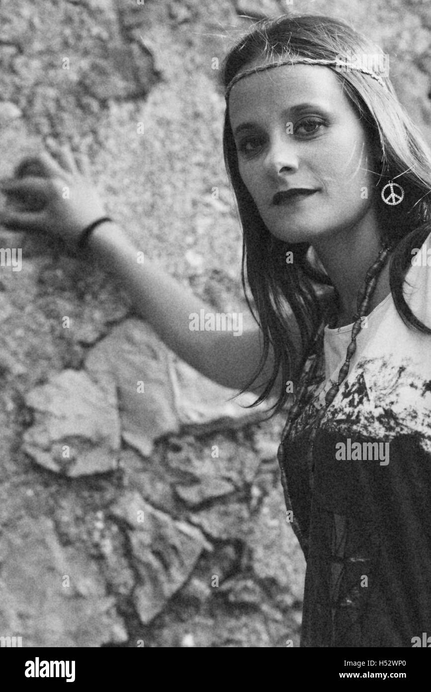 Mädchen mit Ohrringe Hippie-Friedenssymbol, machen love not War. Fotografie-Vintage-Stil. Stockfoto