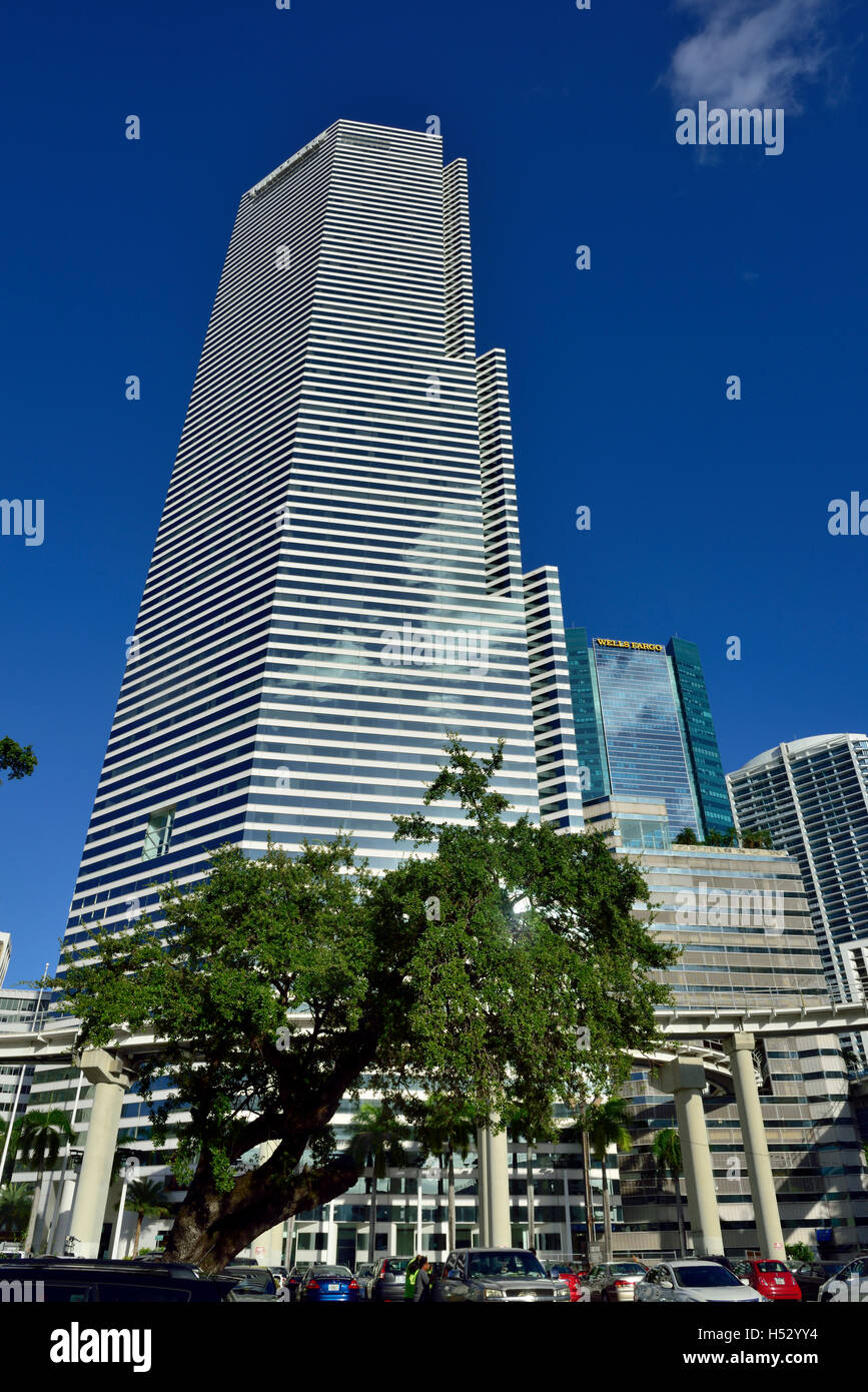 Miami Hochhaus mit Wells Fargo und anderen hohen Gebäuden in der Innenstadt, Miami, Florida. Moiré-Muster zeigen. Stockfoto