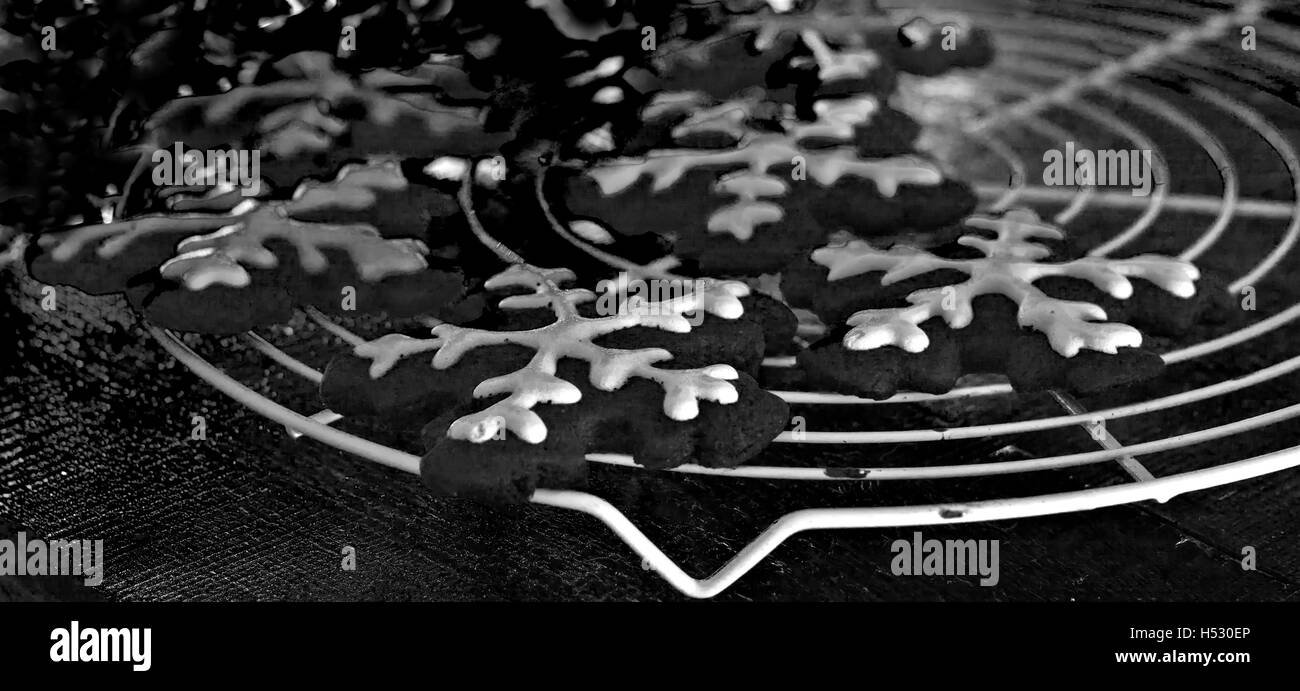 Lebkuchen Schneeflocken schwarz und weiß. Stockfoto
