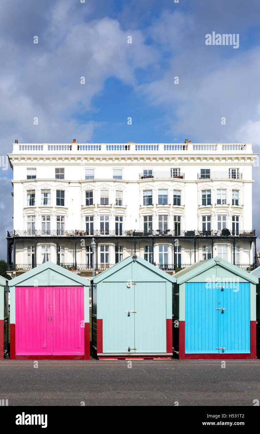 Bunte Strandhäuschen vor viktorianischen Gebäuden, Brighton Beach, Brighton, East Sussex England UK Stockfoto