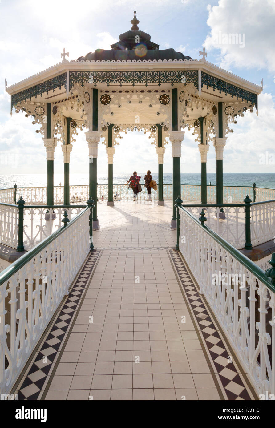 Zwei Personen im Gespräch in der viktorianischen Musikpavillon, Brighton Seafront, Brighton, East Sussex England UK Stockfoto