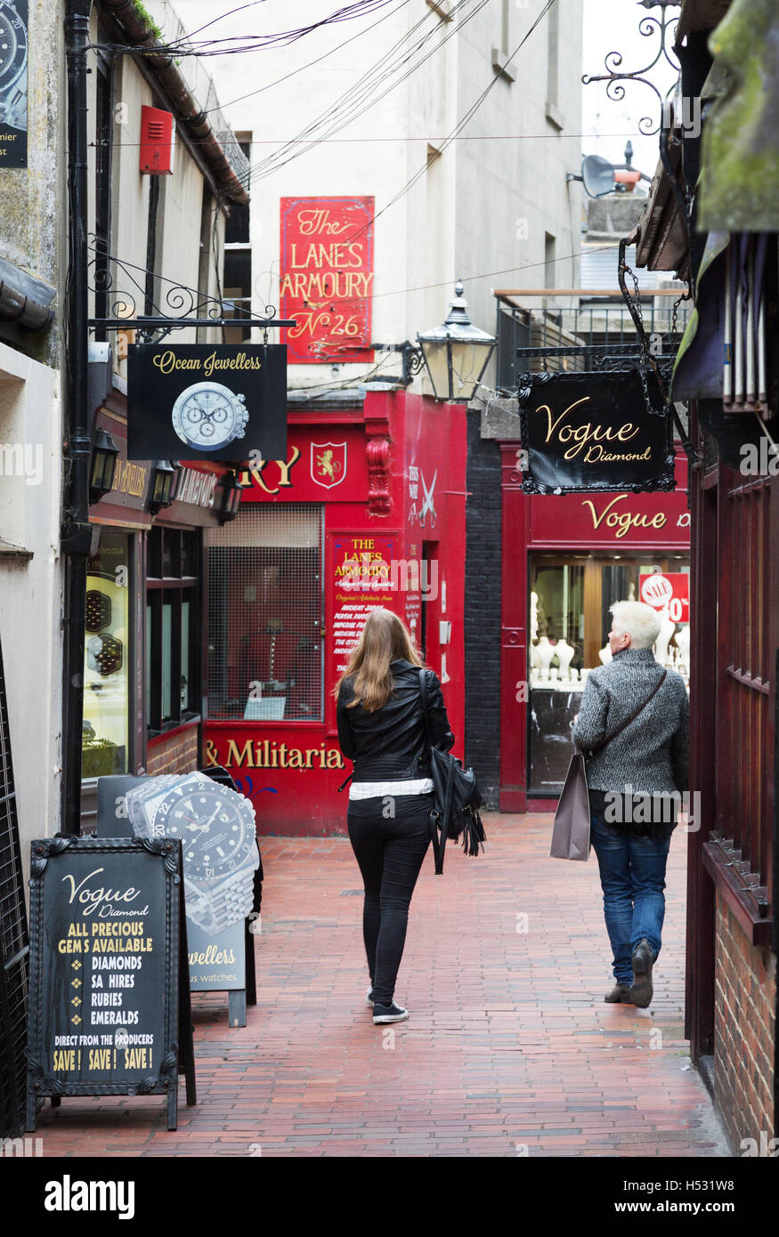 Zwei Frauen Einkaufen in The Lanes, Brighton East Sussex UK Stockfoto